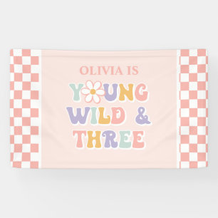 Young Wild Three Groovy Pink Daisy Schachbrett Banner