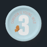 Young Wild und Three Birthday Pappteller<br><div class="desc">Dieser niedliche Party-Teller zeichnet sich durch ein Polka Dot-Muster von handillustrierten Ladybugs aus,  um jedem naturgetreuen Geburtstagsfest,  Babydusche oder Fest im Freien inspirierten Charme zu verleihen.</div>