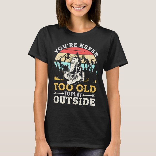 You're Never Too Old To Play Outside Mountain Hiki T-Shirt (Vorderseite)