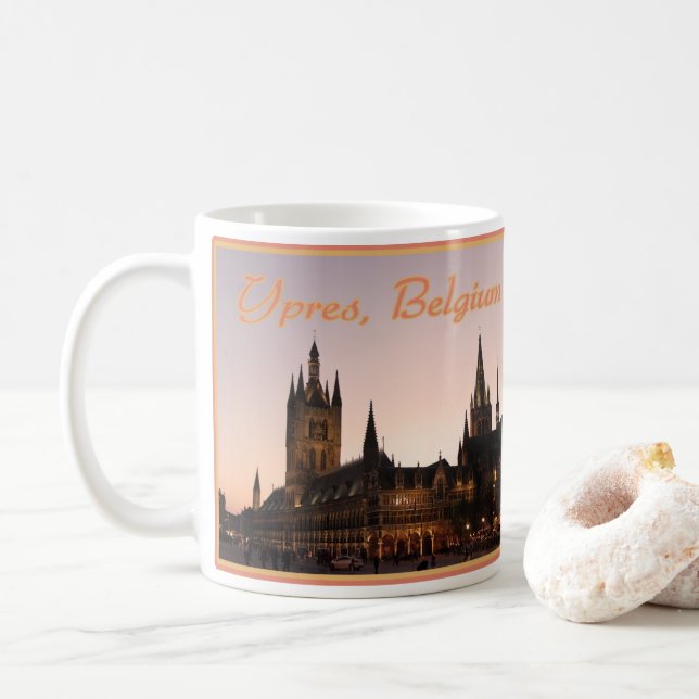 Ypres Cloth Hall, Belgien by Night Kaffeetasse (Mit Donut)
