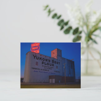 Yukon' Best Flour Mill Neon-Schild bei Dämmerung Feiertagspostkarte