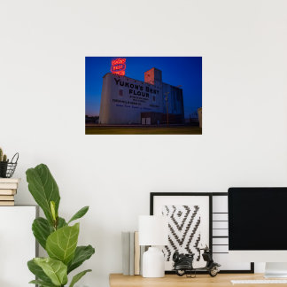 Yukon' Best Flour Mill Neon-Schild in der Dämmerun Poster
