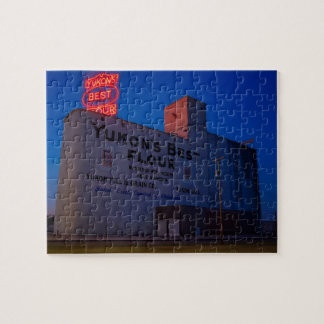 Yukon' Best Flour Mill Neon-Schild in der Dämmerun Puzzle