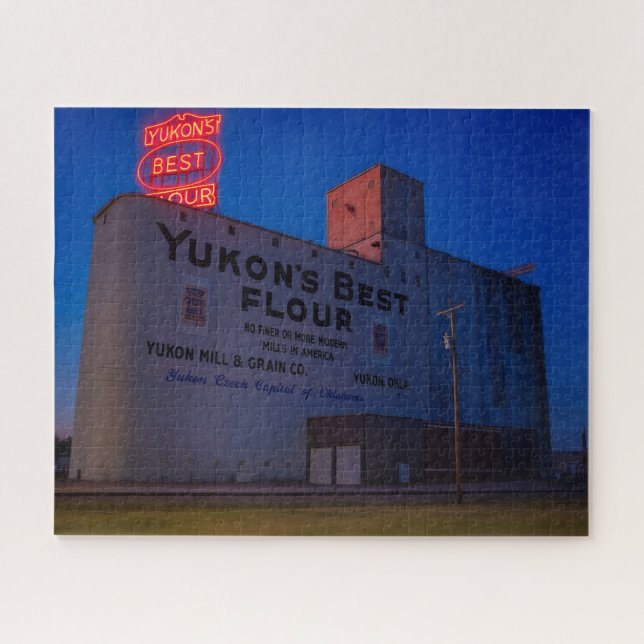 Yukon' Best Flour Mill Neonzeichen bei Dämmerung Puzzle (Horizontal)