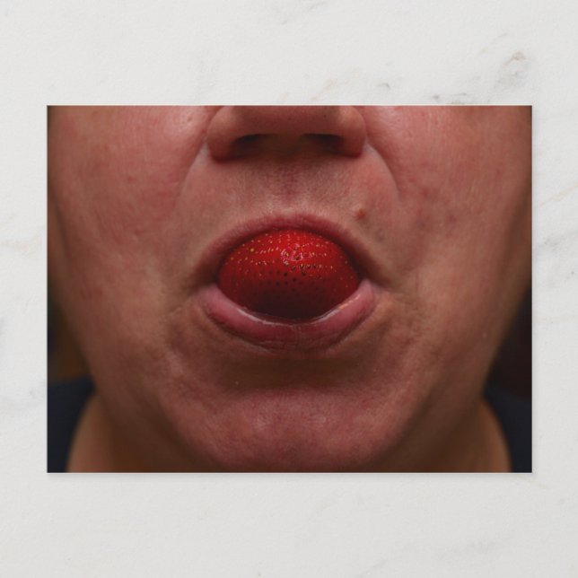 Yummy, yum, yum...Erdbeere! Postkarte (Vorderseite)