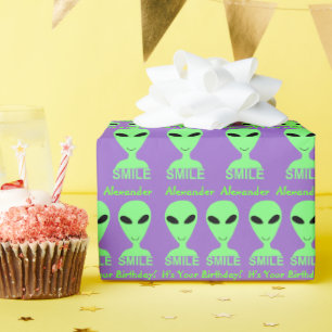 Z Personalisiert Smile Birthday Happy Alien Geschenkpapier
