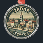 Zadar Croatia Illustration Reisen Kunst Abzeichen Ornament Aus Metall<br><div class="desc">Zadar Retrovektor-Reisedesign. Zadar,  eine Stadt an der kroatischen Dalmatiner-Küste,  ist für die römischen und Venezianischen Ruinen der Halbinsel Altstadt bekannt.</div>