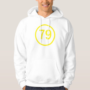 Zahl, 79, in einem Kreis Hoodie
