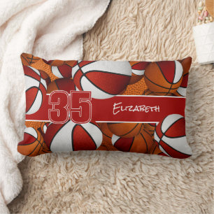 zahlreiche Basketballkörbe, rote Sportsäle Lendenkissen