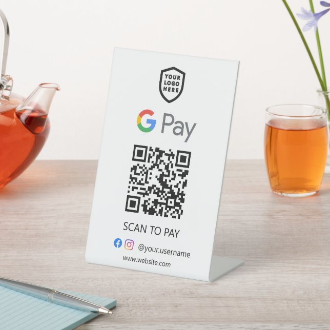 Zahlung mit dem Google Pay QR Code | Weißer Scan z Sockelschild (In SItu)