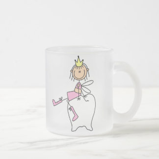 Zahn-Fee sitzt auf einer Zahn-Tasse Mattglastasse