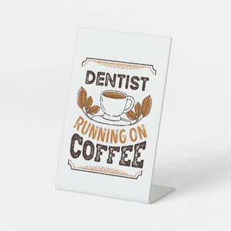 Zahnarzt läuft auf Kaffeekoffein-Geschenk Sockelschild