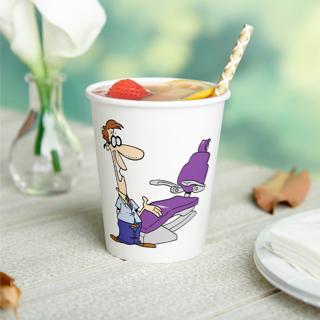 Zahnarzt und Zahnarztstuhl für Operation Pappbecher (Von Creator hochgeladen)