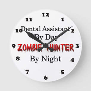 Zahnarzthelfer-/Zombie-Jäger Runde Wanduhr