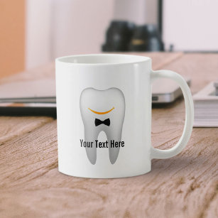 Zahnarzthygienist Zahnärztin lächelnd Zahn Tasse
