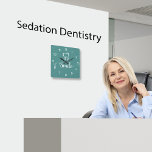 Zahnarztschaltuhr<br><div class="desc">Moderne Dentist-Bürowand in einem trendigen Design mit einem Zahnsymbol und Lächelgrafik mit stylischer Grafik und Hintergrundfarbe, die Sie bei Bedarf ändern können. Entworfen für ein Zahnbüro, um Lächeln und eine positive Einstellung zu fördern.</div>