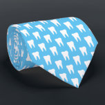 Zahnhalsbinde für Zahnarzt oder Zahnhygieniker Krawatte<br><div class="desc">Zahnhalsbinde mit blauem und weißem Zahnprint. Niedliche Geschenkidee für Zahnarzt oder Zahnhygieniker. Benutzerdefinierte Hintergrundfarbe. Ideal für Zahnarztbesitzer,  Chef,  Mitarbeiter,  Mitarbeiter,  Mitarbeiter,  Mitarbeiter,  Personal,  Bräutigam etc. Weisheit Zähne Muster Design.</div>