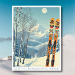 Zakopane Polen Skiurlaub Retro Postkarte<br><div class="desc">Hallo aus den schneebedeckten Bergen von Zakopane Polen! Wir hoffen,  dass Sie einen wunderschönen Skiurlaub haben. Diese Postkarte zeigt eine wunderschöne,  blau-graue Berglandschaft mit Retro-Skischulen in orangefarbenem Stammesmuster. Alle Textsätze können an Ihren Anzug angepasst werden!</div>