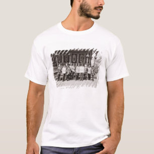 Zar Nicholas II (1868-1918) stehend in der Garde T-Shirt