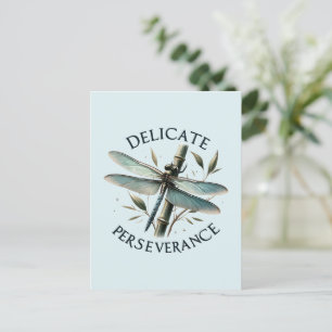 Zarte Beharrlichkeit - Künstlerische Libelle Postkarte
