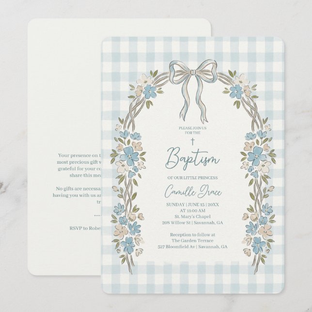 Zarte blaue florale Bogen-Gingham-Taufe Einladung (Vorne/Hinten)