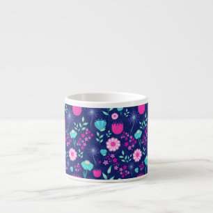 Zarte Blumen und botanische Details Espressotasse
