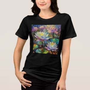 Zarte Lotusblumen blühen im Schnee Tri-Blend Shirt