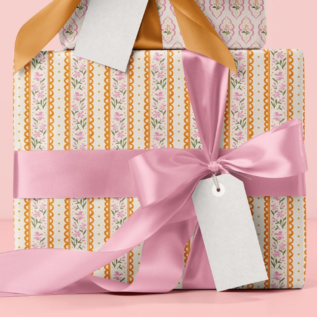 Zartes Blumenstreifenmuster in Rosa und Orange Geschenkpapier (Pretty vintage style pink floral striped wrapping paper roll with orange scallops and yellow dots)