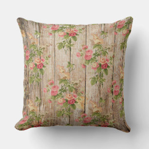 Zartes Vintage-Rosa und Weiß Floral auf Holz Kissen
