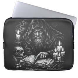 Zauberer beim Studium des Grimoire — von BurnsInHe Laptopschutzhülle