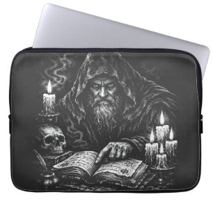 Zauberer beim Studium des Grimoire — von BurnsInHe Laptopschutzhülle
