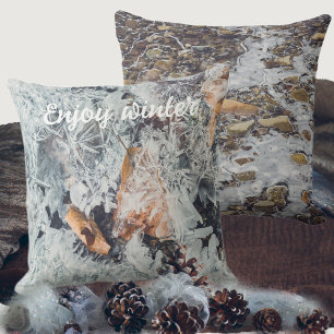 Zauberhafte Eiskristalle mit gefallenen Blätter Kissen