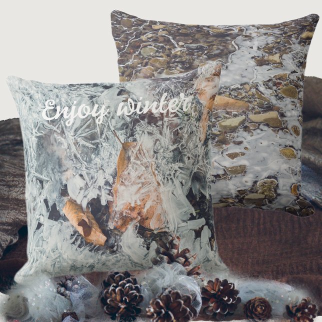 Zauberhafte Eiskristalle mit gefallenen Blätter Kissen (Von Creator hochgeladen)