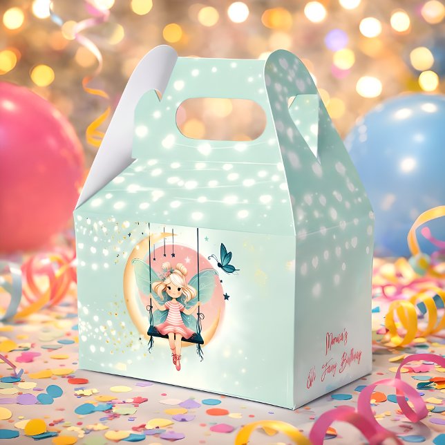 Zauberhafte Fee auf dem schwingenden Kindergeburts Geschenkschachtel (Von Creator hochgeladen)