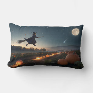 Zauberhafte kleine Hexe, die an Halloween-Nacht fl Lendenkissen