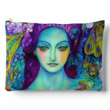 Zauberhafte Milchkönigin mit Schmetterlingen