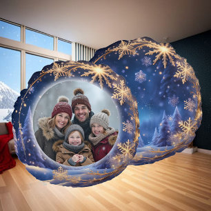 Zauberhafte Weihnachtszeit - goldene Schneeflocken Rundes Kissen
