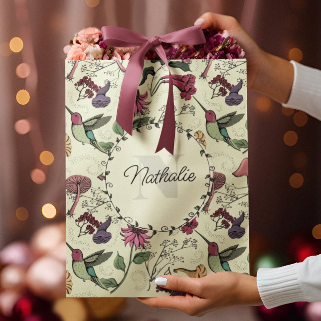 Zauberhafter Gelbfrühlinggarten Hummingbird Mittlere Geschenktüte (Personalized Enchanted Spring Garden Hummingbird wrapping paper, with custom Monogram and Name :)))