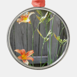 Zaun mit Lilien Ornament Aus Metall