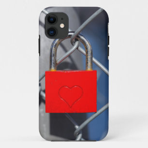 Zaun mit rotem Herzen iPhone 11 Hülle