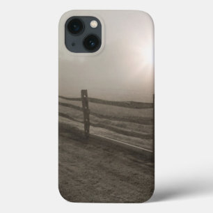 Zaun und Sonnendurchbruch durch Nebel nahe Sharon Case-Mate iPhone Hülle