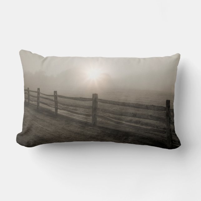 Zaun und Sonnendurchbruch durch Nebel nahe Sharon Lendenkissen (Vorderseite)