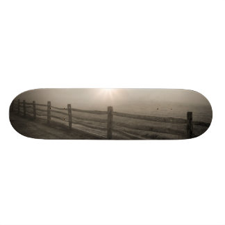 Zaun und Sonnendurchbruch durch Nebel nahe Sharon Skateboard