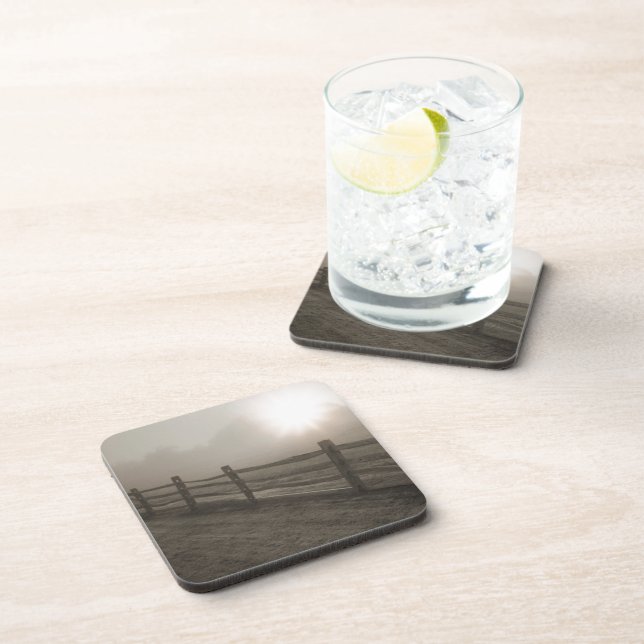 Zaun und Sonnendurchbruch durch Nebel nahe Sharon Untersetzer (Rechte Seite)