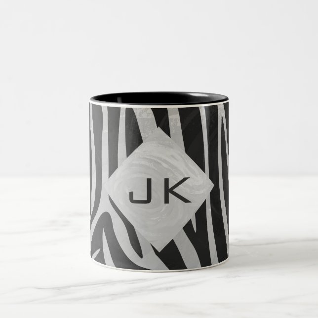 Zebra Black and Light Gray Monogram Zweifarbige Tasse (Mittel)
