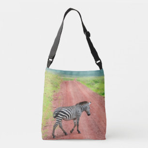 Zebra geht über die Straße. Afrika, Tragetaschen Mit Langen Trägern