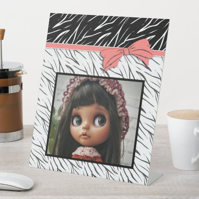 Zebra-Haut Schwarz-weiße Tigerstreifen pink Sockelschild (In Situ)