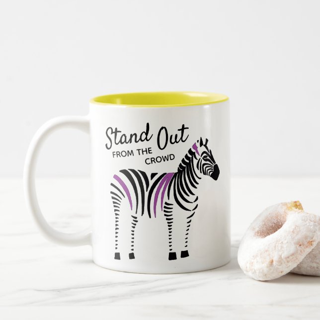 Zebra hebt sich von der Menge ab Zweifarbige Tasse (Mit Donut)