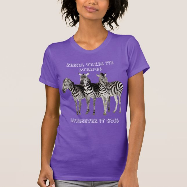 Zebra nimmt seine Streifen überall hin, wo er T -  T-Shirt (Vorderseite)