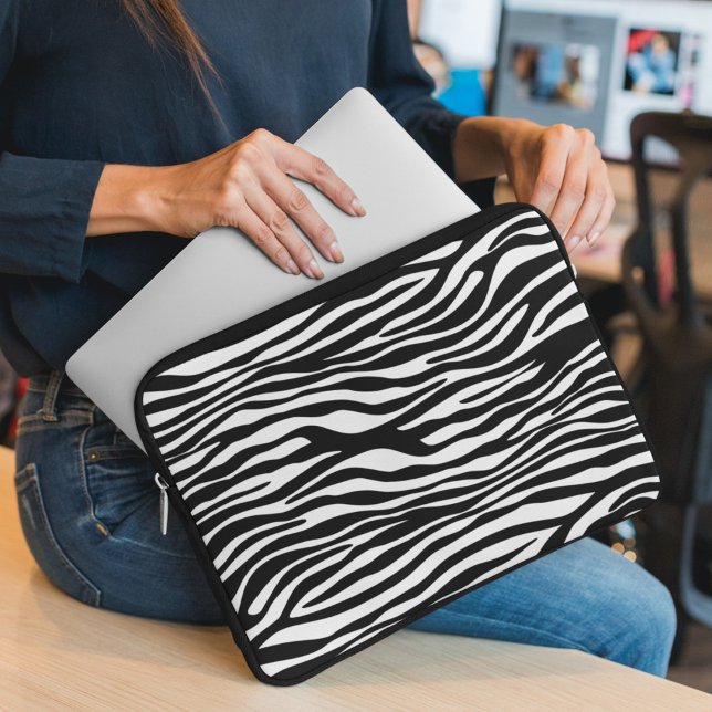 Zebra Print, Zebrastreifen, schwarz und weiß Laptopschutzhülle (Von Creator hochgeladen)